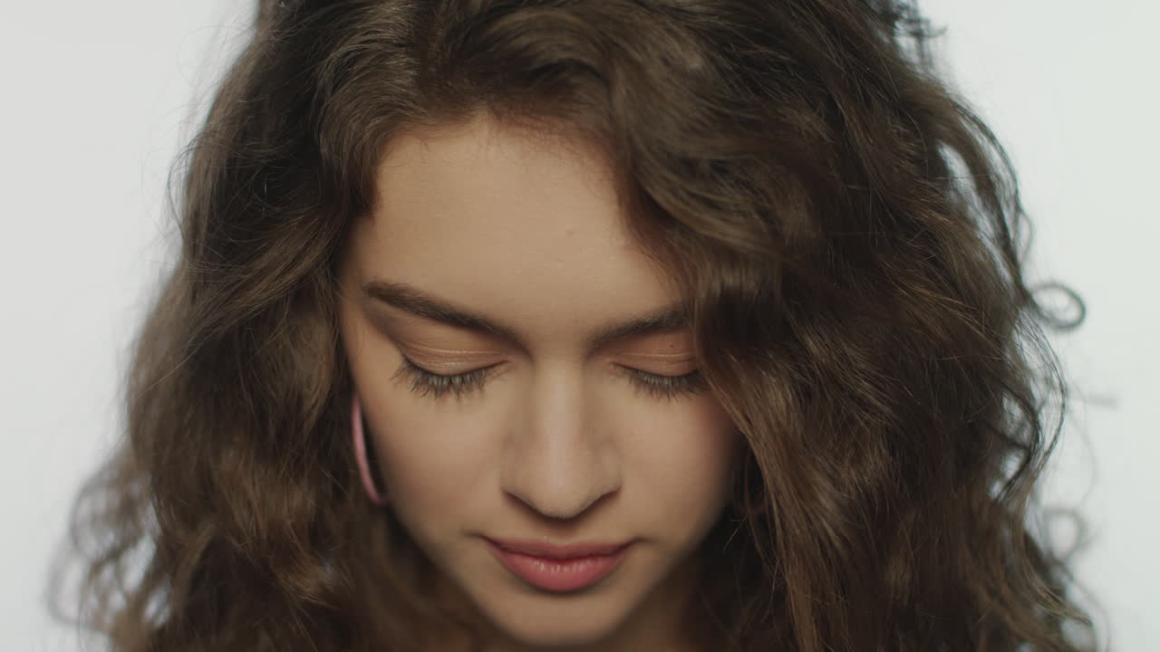 충격을 받은 여자 얼굴 표정