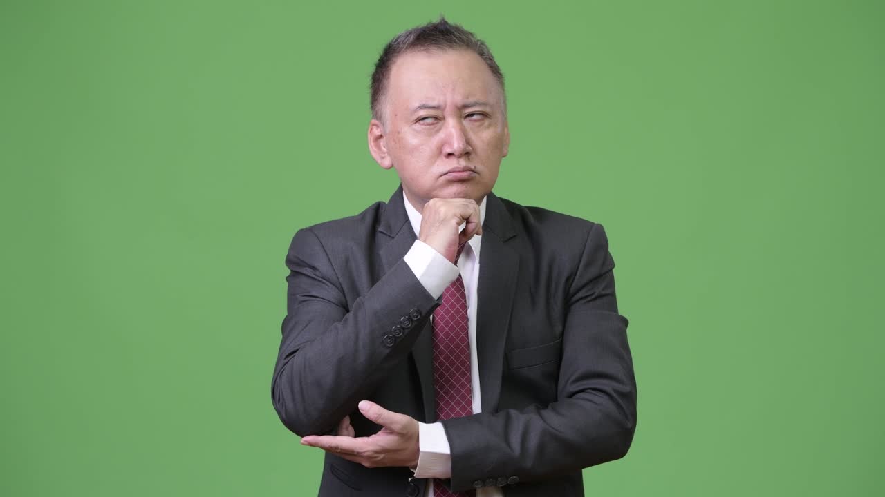 考えている中年の日本人ビジネスマン