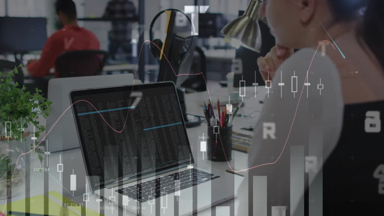 анимация обработки финансовых данных над кавказской бизнесменкой с помощью ноутбука.