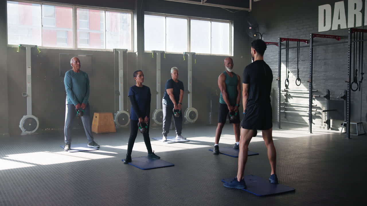 노인 들 을 위한 그룹 케틀벨 운동