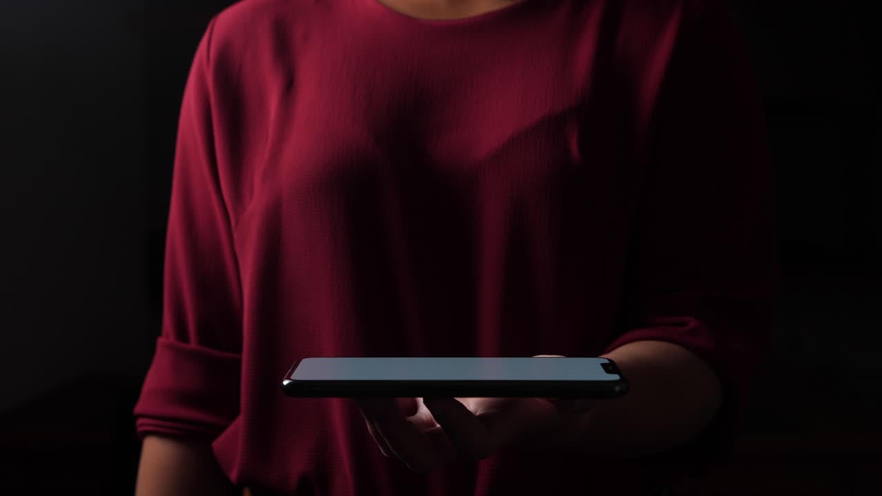 다크 웹 세계를 확인하기 위해 숨어있는 여자