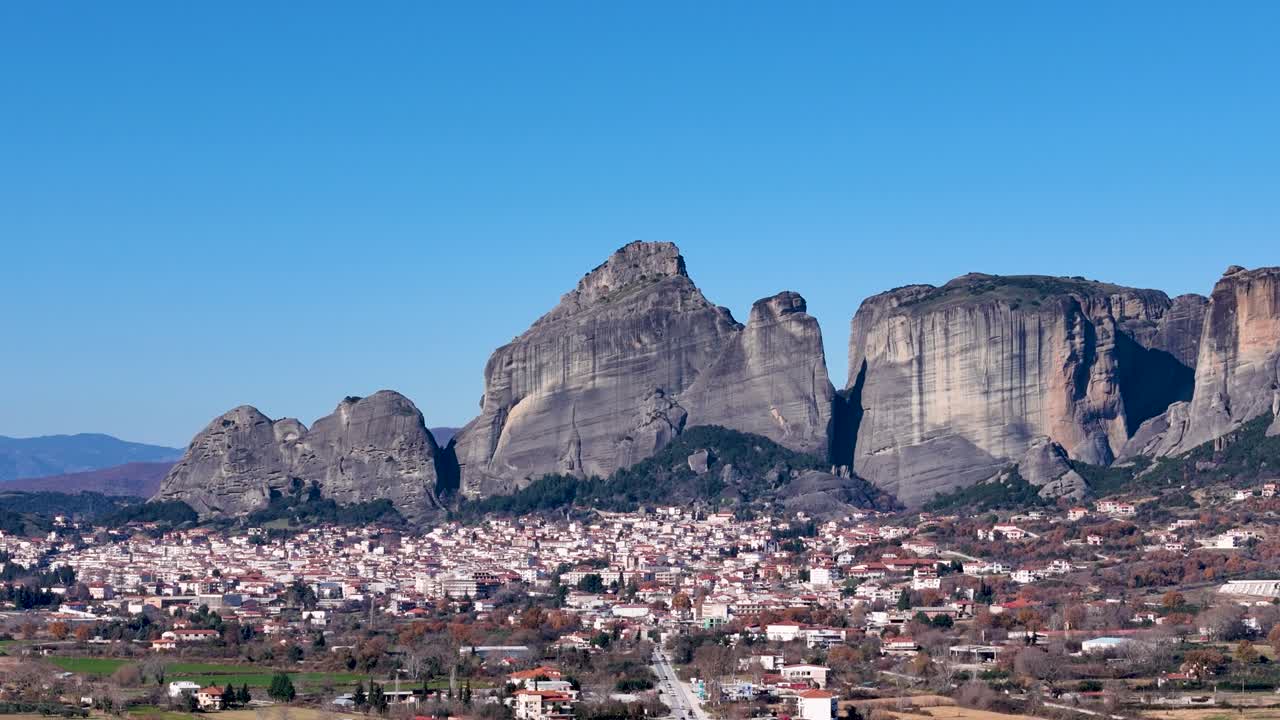 impresionante vista desde un avión no tripulado de los santos monasterios de meteora en grecia