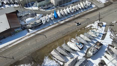 Segelboote-Abgedeckt-Und-Im-Spätwinter-Winterfest-Gemacht