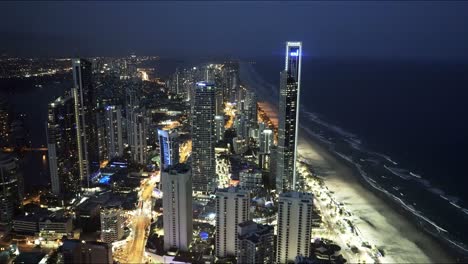 vista nocturna al norte del paraíso de los surfistas desde el edificio q1
