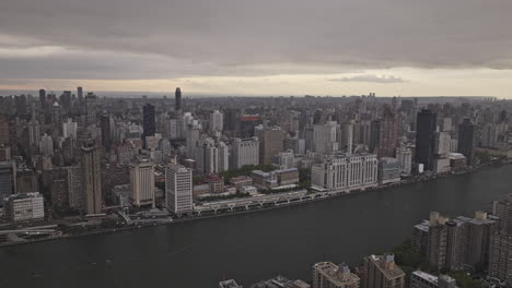 nueva york aerial v323 drone flyover east river y roosevelt island capturando el upper east side y el centro de manhattan paisaje urbano contra el cielo de nubes ominosas - filmado con mavic 3 pro cine - septiembre 2023