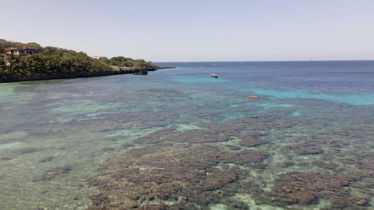 imágenes de drones de la hermosa isla de roatán, honduras