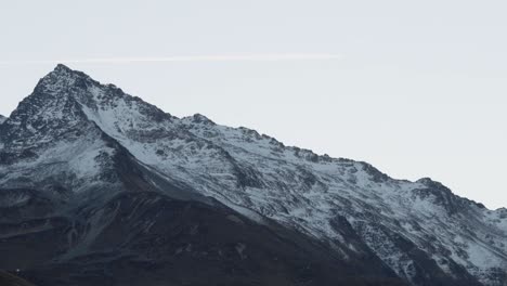 New-Zealand-autumn-season-landscape-with-mountains-during-sunset-in-Mt