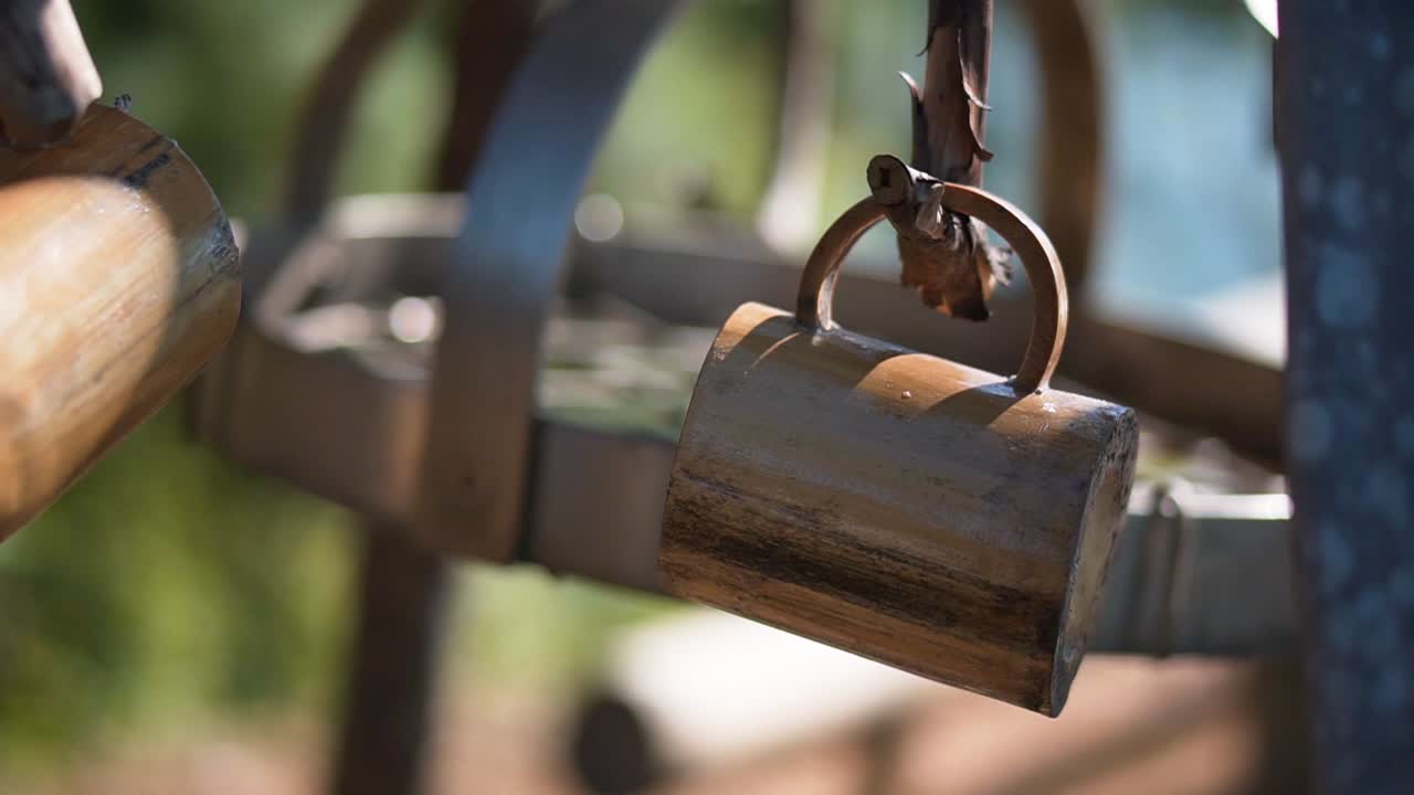 나뭇가지에 매달린 소박하고 전통적인 대나무 머그잔