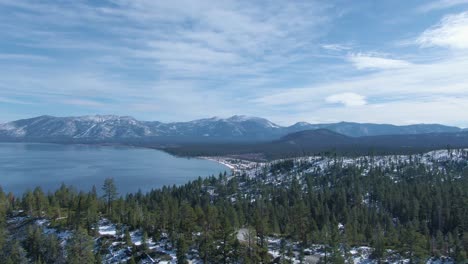 desplazamiento panorámico lento sobre el lago tahoe sur