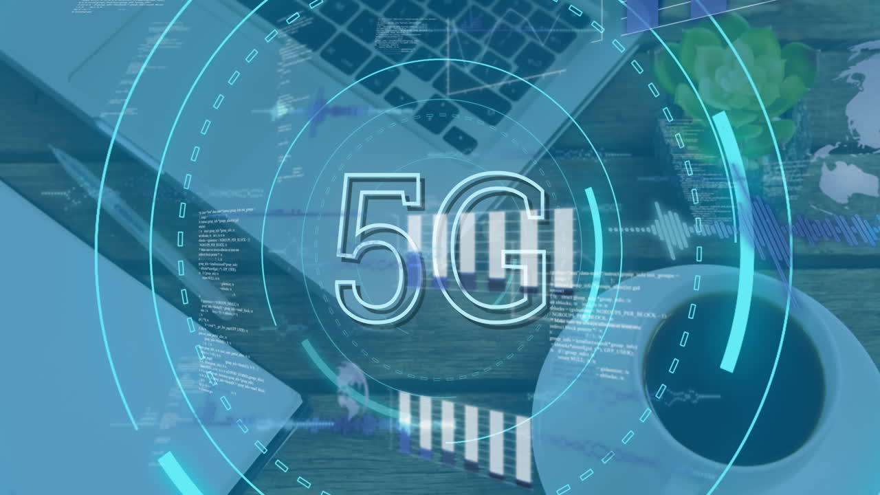 나무 테이블 위의 노트북과 커피 컵의 클로즈업에 대한 5g 텍스트 및 데이터 처리의 애니메이션