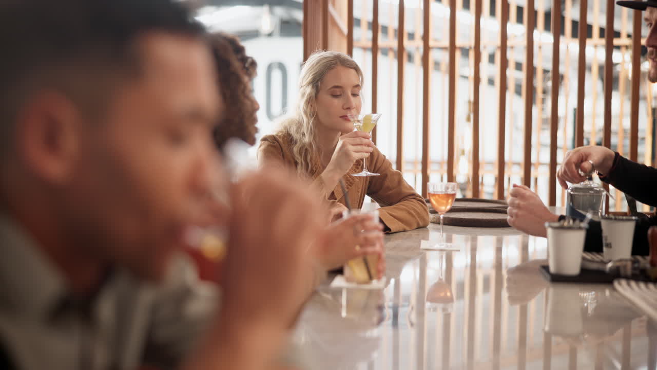 친구 들 이 술집 에서 술 을 즐기고 있다