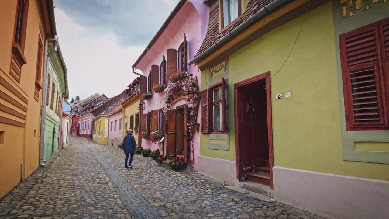 Turista esplora le colorate strade acciottolate medievali di Sighisoara
