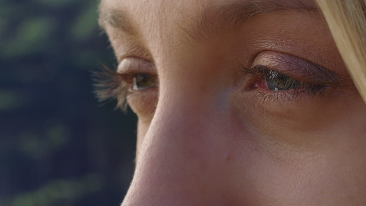 retrato de cerca de una mujer hermosa abriendo los ojos mirando pensativa explorando la espiritualidad orando contemplando el futuro con el viento soplando el cabello