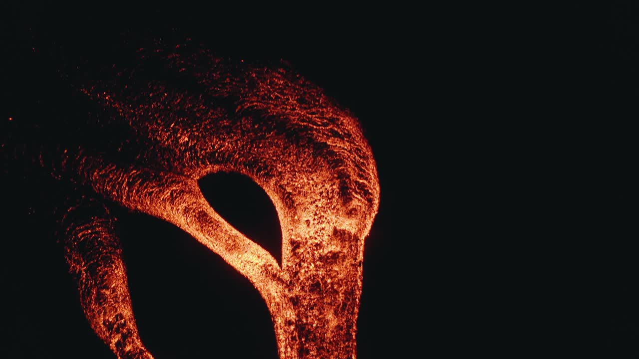 ríos de lava de la erupción del volcán pacaya en guatemala - toma nocturna aérea de drones