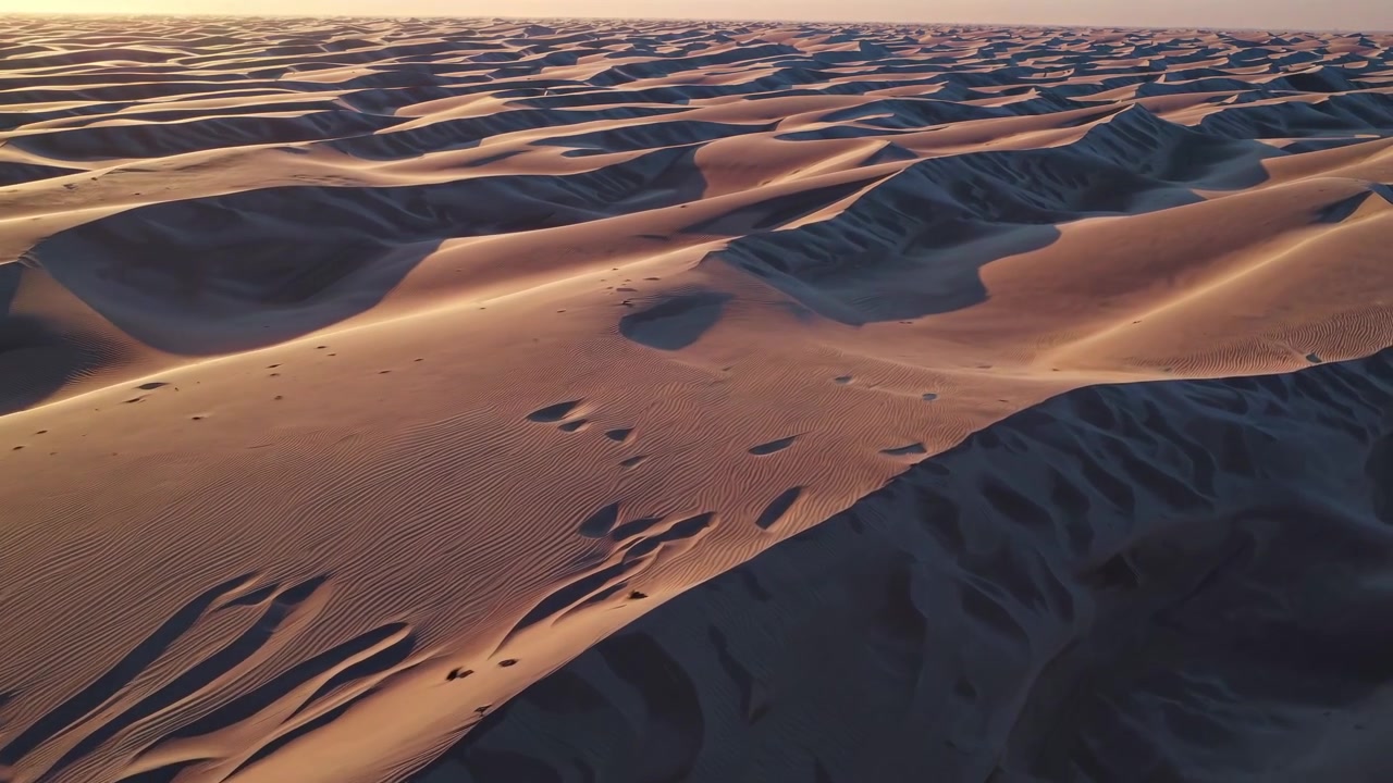 Vista aerea di vaste dune di sabbia nel deserto al tramonto