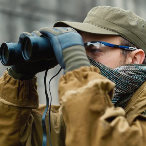 un hombre juega airsoft con una pistola en la mano 10