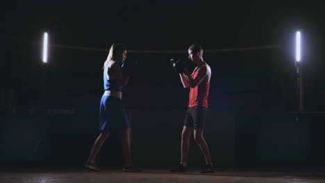 Hermosa-Mujer-De-Kickboxing-Entrenando-Guantes-De-Enfoque-De-Perforación-En-El-Gimnasio-Fuerza-Feroz-Cuerpo-En-Forma-Serie-Kickboxer