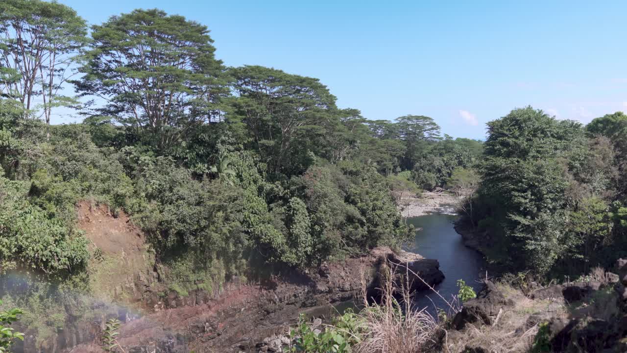 무지개 하류의 전망은 프레임에 무지개와 함께 떨어집니다