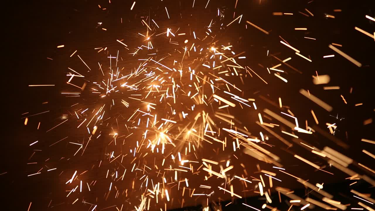 chispas en fondo negro de la soldadura de acero. soldador de metal trabaja con un soldador de acero en una fábrica con equipos de protección. fabricación de estructuras metálicas y servicios de reparación y construcción acc