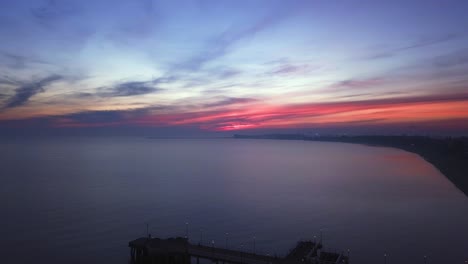 temprano en la mañana en la playa justo antes del amanecer