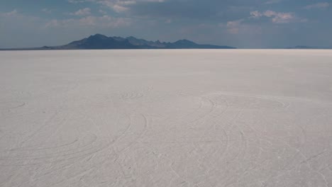 Aerial-drone-shot-flying-high-over-Bonneville-Salt-Flats-in-Tooele-County-in-northwestern-Utah,-USA-at-daytime