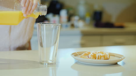 倒一杯果汁一個健康飲食的概念