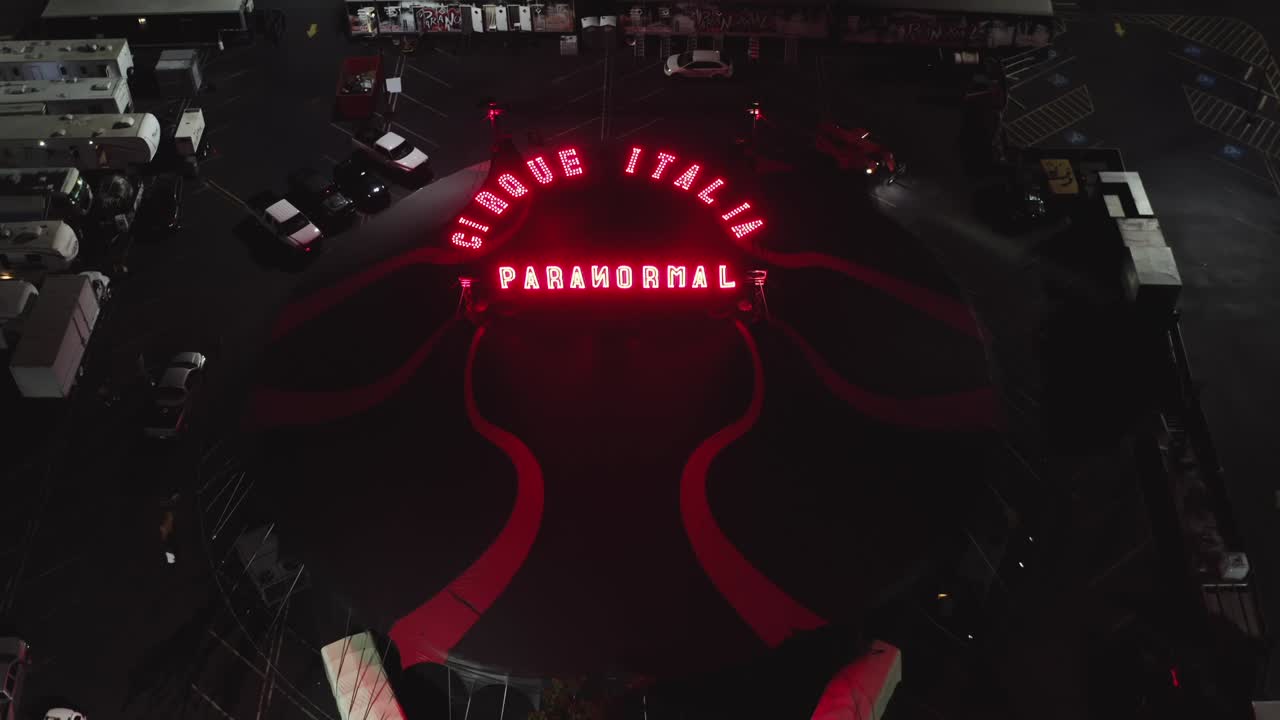 Veduta aerea della tenda del Cirque Paranormal con insegne luminose a LED di notte a Washington, USA