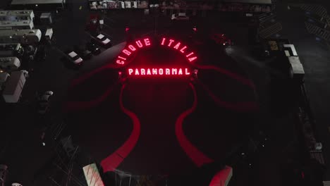 vista aérea de la tienda de circo paranormal con señalización de luz led por la noche en washington, estados unidos