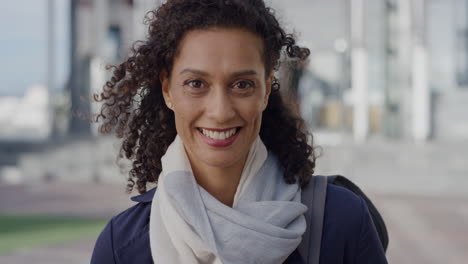 Retrato-Exitosa-Mujer-De-Negocios-Hispana-Madura-Sonriendo-Disfrutando-De-Un-Estilo-De-Vida-Urbano-Profesional-En-Cámara-Lenta-De-La-Ciudad