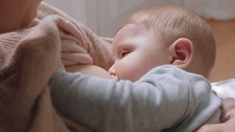 Madre-Amamantando-A-Un-Bebé-En-Casa-Mamá-Amamantando-A-Un-Bebé-Alimentando-A-Un-Niño-Amamantando-Leche-Del-Seno-Maternidad-Atención-De-Maternidad