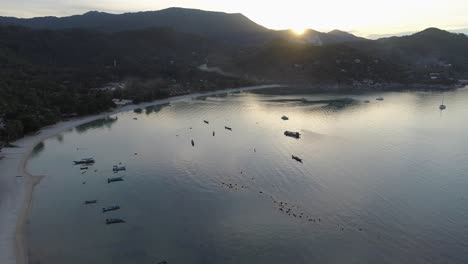 vista aérea de una hermosa playa tropical con agua turquesa y arena blanca