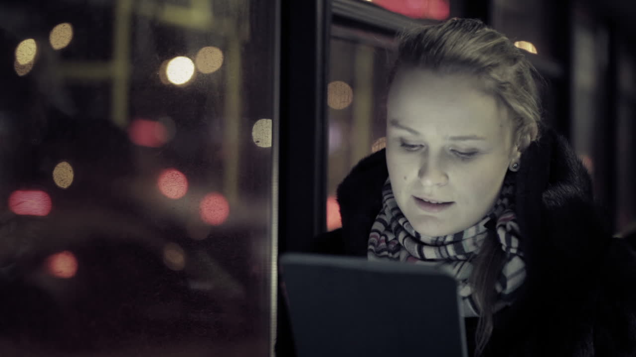 Kobieta z touchpad w autobusie