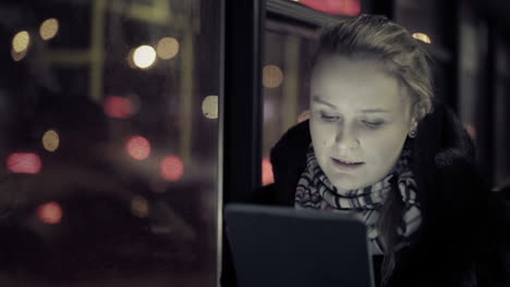 Mujer-Con-Touchpad-En-El-Autobús