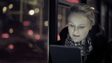 mujer con touchpad en el autobús