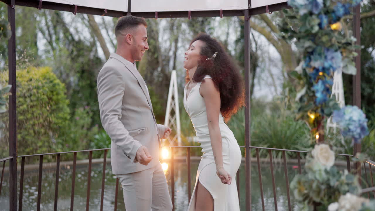 결혼식, 재미있는 춤과 정원에서 행복한 커플