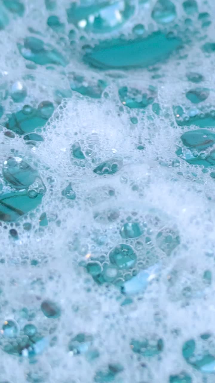 물 표면에서 형성되는 거품의 클로즈업