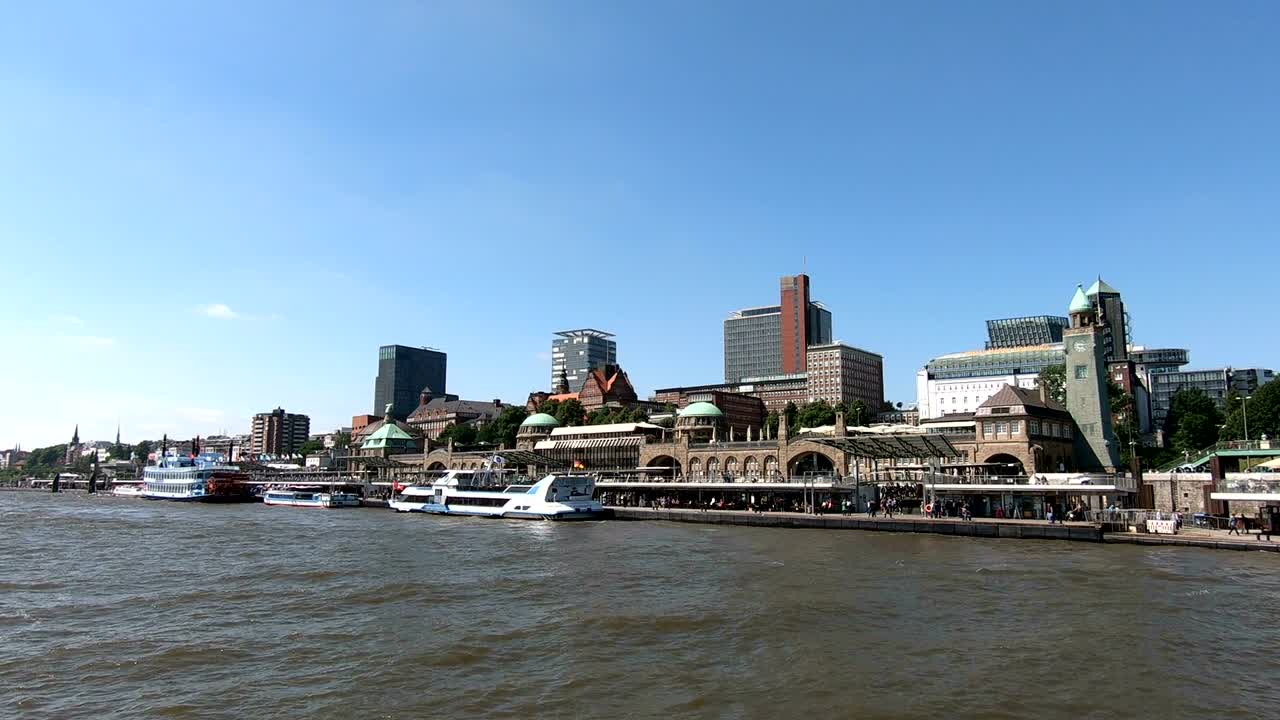 함부르크의 도시 실루, 엘베 강과 도시 풍경, 배와 페리, 4k