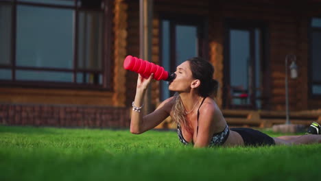 Fit-girl-doing-plank-exercise-outdoor-in-the-park-warm-summer-day.-Concept-of-endurance-and-motivation