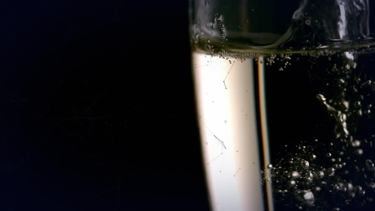 Animazione di una rete di connessioni su un bicchiere di champagne