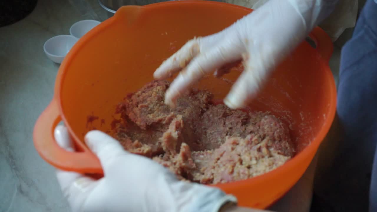 집에서 만든 햄버거 패티를 형성하는 백인 여자