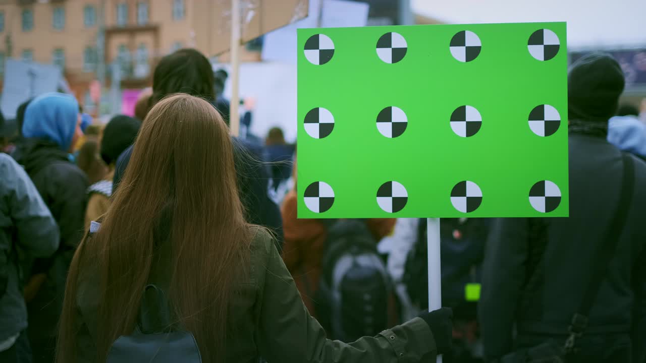 """사람들의 군중에서 배너를 복사 공간 텍스트: 파업에 빈 포스터를 가진 소녀."""