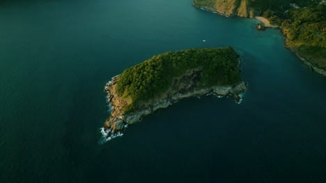 imágenes aéreas de naturaleza cinematográfica de 4k de un avión no tripulado volando sobre las hermosas playas de promthep cape en phuket, tailandia durante la puesta de sol