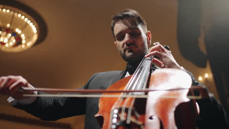 Músico-Masculino-Inspirado-Está-Tocando-El-Violonchelo-En-La-Escena-De-La-Antigua-ópera-Retrato-De-Violonchelista-En-El-Music-Hall