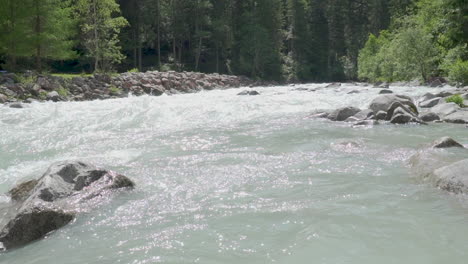 Großer-Bach-Im-Wald-Der-Italienischen-Alpen-Zeitlupe-100-Fps