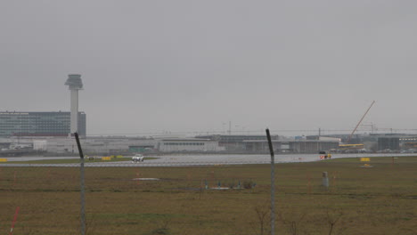 equipaje y coches de seguridad en la pista del aeropuerto de arlanda en días lluviosos