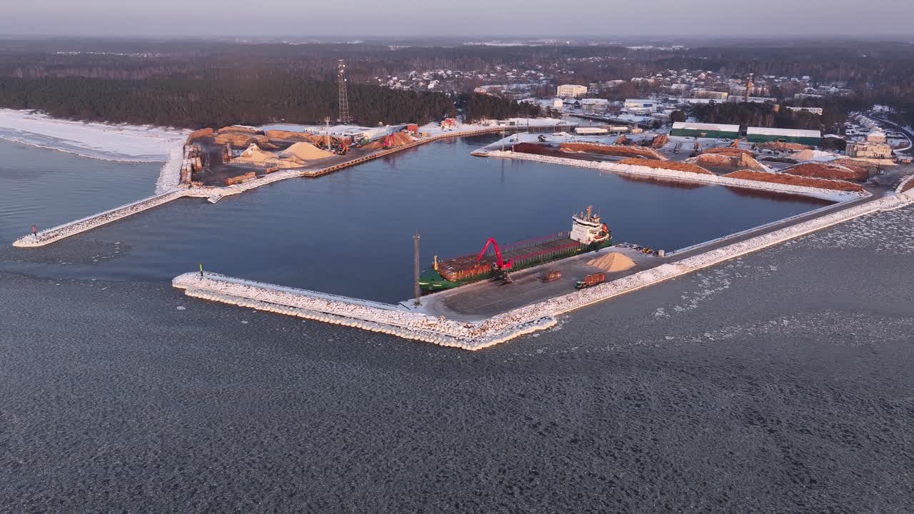 Le attività principali del porto di Skulte sono l'esportazione e l'importazione di merci ecocompatibili, la pesca, la lavorazione del pesce e il turismo. Principalmente, qui viene trasportato legname — legna da cellulosa, legna da ardere.