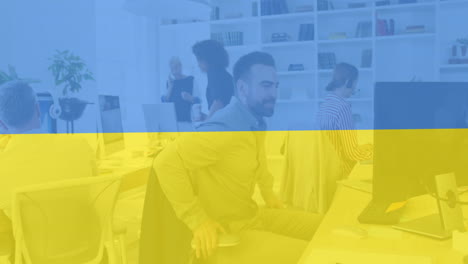 animación de la bandera ucraniana sobre diversas personas de negocios que trabajan en una oficina moderna