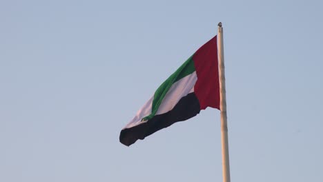 Bandera-De-Los-Emiratos-árabes-Unidos-Ondeando-En-El-Viento