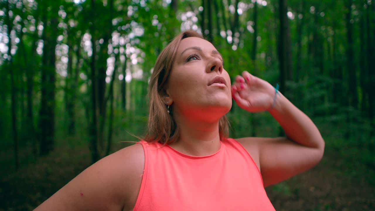 mujeres caucásicas sudando en la cara y relajándose después del cansancio