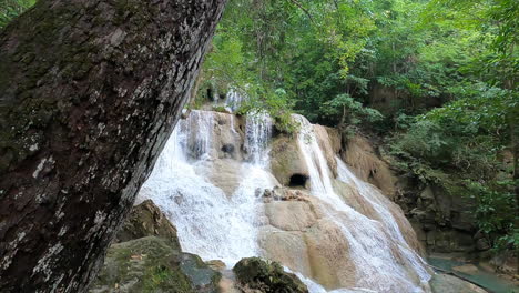 hermosa cascada y naturaleza en el parque nacional de erawan, tailandia